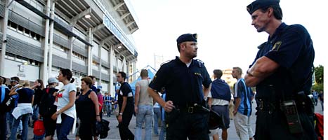 Polisen får ta betalt för bevakningen vid fotbollsmatcher. Foto: Jessica Gow/Scanpix